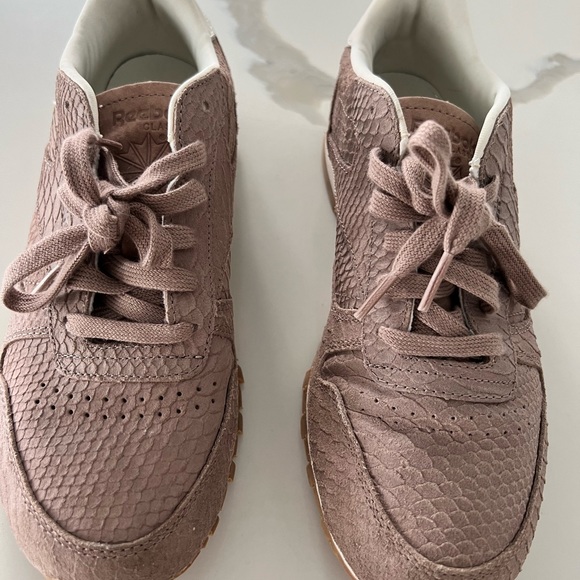 Reebok Classic Woman's Athletic Shoes - Picture 1 of 3